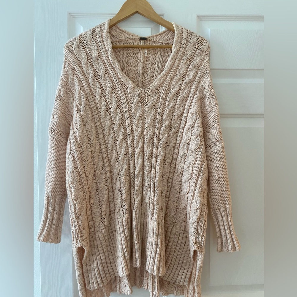 Free People cable knit v neck sweater. Light pink. Size XS